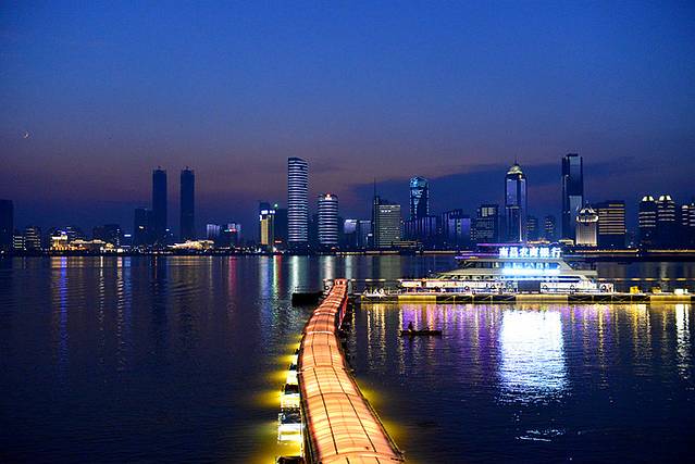 流光溢彩映英雄城 南昌燈光秀，一場現(xiàn)代與歷史的視覺交響